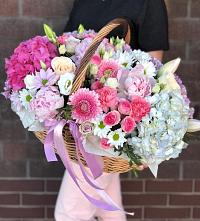 Композиция солнечный день в Солнцево Курская область Цветочная композиция из Розы, Хризантемы, Пионы и Лизиантусы в корзине в Солнцево Курская область
