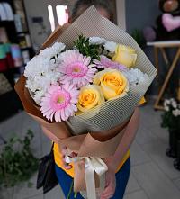 Букет цветов из:  Герберы, Розы и Хризантемы в Солнцево Курская область